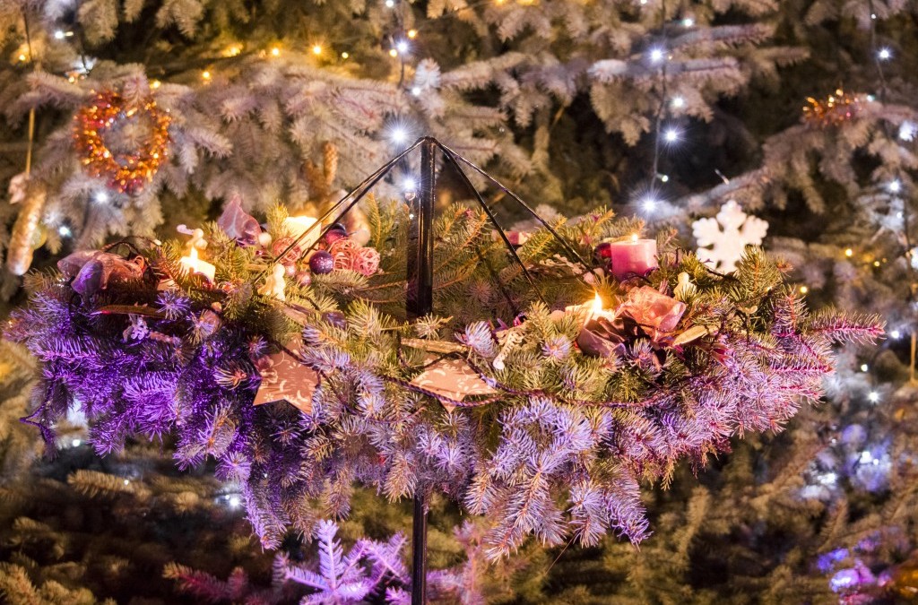 A negyedik gyertya is ég az adventi koszorún.