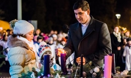 Meggyújtották az első gyertyát a város adventi koszorúján