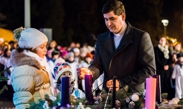 Meggyújtották az első gyertyát a város adventi koszorúján
