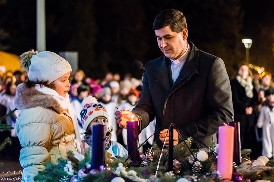 Meggyújtották az első gyertyát a város adventi koszorúján