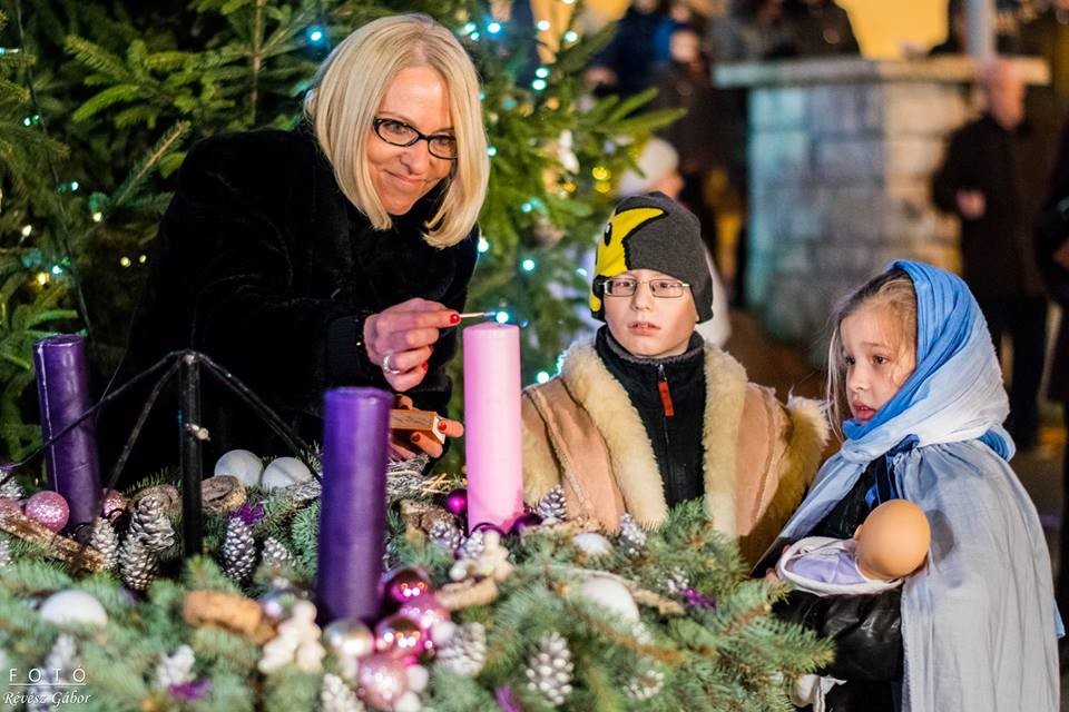 Meggyújtották a harmadik gyertyát is Csongrádon