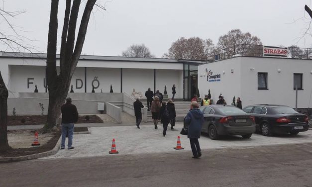 Átadták a felújított fürdőt