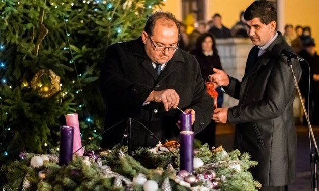 Fellobbant a negyedik láng is az adventi koszorún