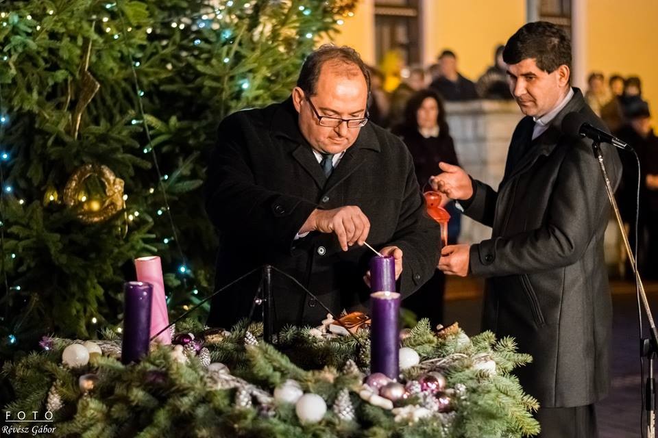 Fellobbant a negyedik láng is az adventi koszorún