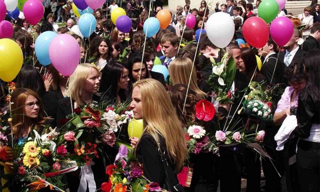 Ballagnak a középiskolás diákok