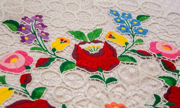 Gobelinek, horgolások és hímzések