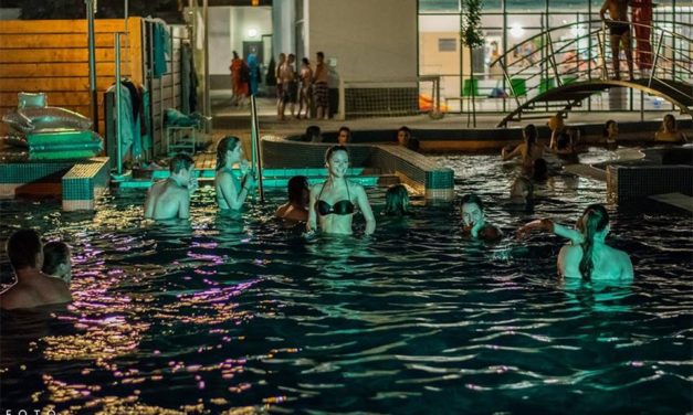 Éjszakai fürdőzés a Csongrádi Gyógyfürdő és Uszodában