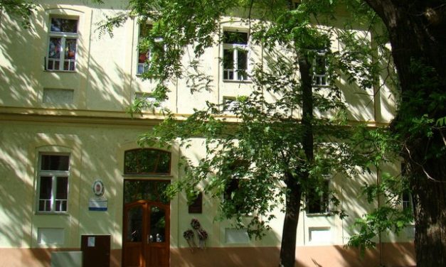 Csongrád Városi Önkormányzat nyílt árverés útján értékesítésre hirdeti meg a Csongrád, Kossuth tér 8-10. szám alatti 2. emeleti társasházi lakást
