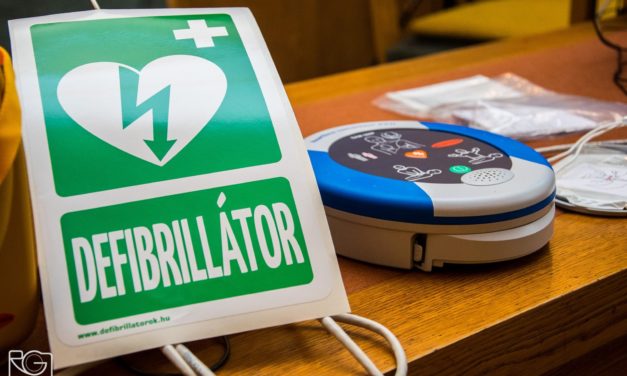 Átadták az életmentő defibrillátort és a nyereményeket