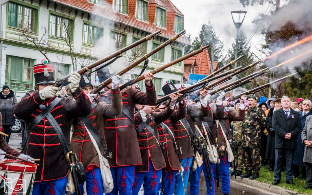 Díszsortűzzel és koszorúzással tisztelegtek a Hősök előtt