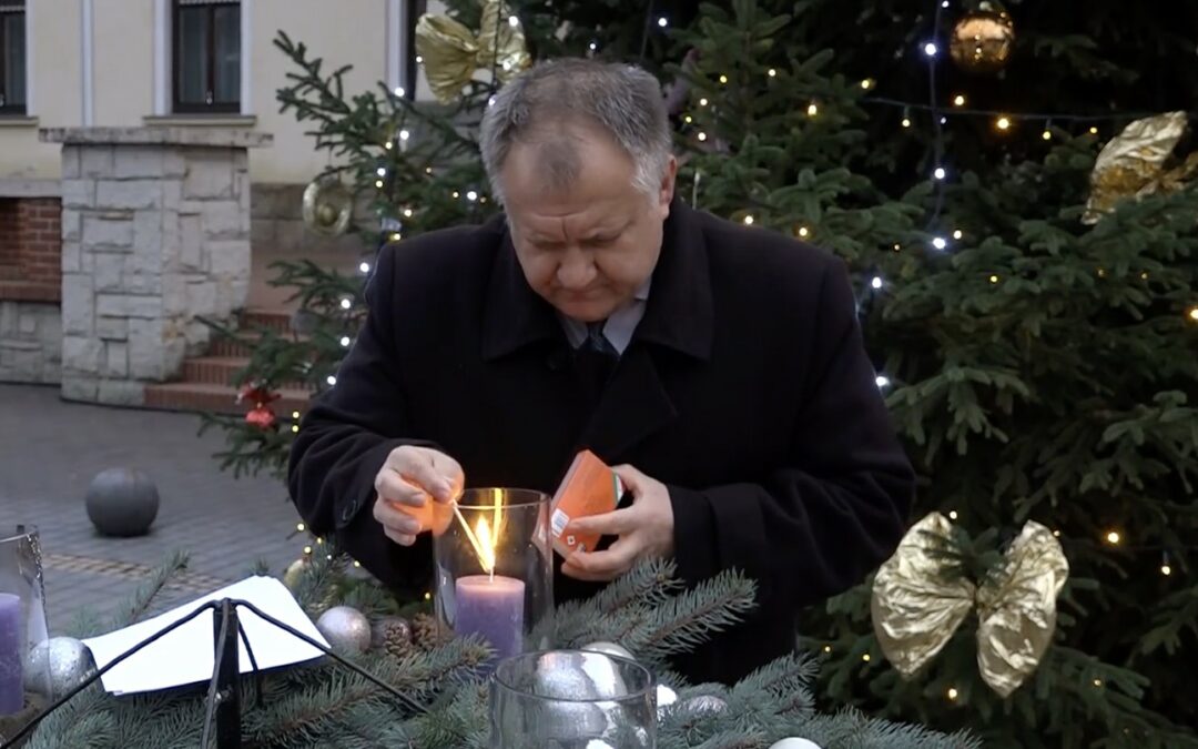 Cseri Gábor alpolgármester gyújtotta meg az első gyertyát Csongrád adventi koszorúján