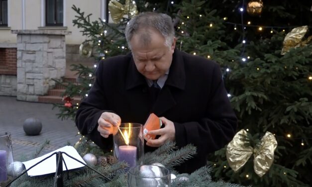 Cseri Gábor alpolgármester gyújtotta meg az első gyertyát Csongrád adventi koszorúján
