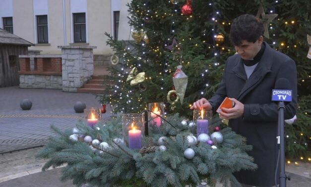 Topsi Bálint plébános gyújtotta meg a negyedik gyertyát a város adventi koszorúján