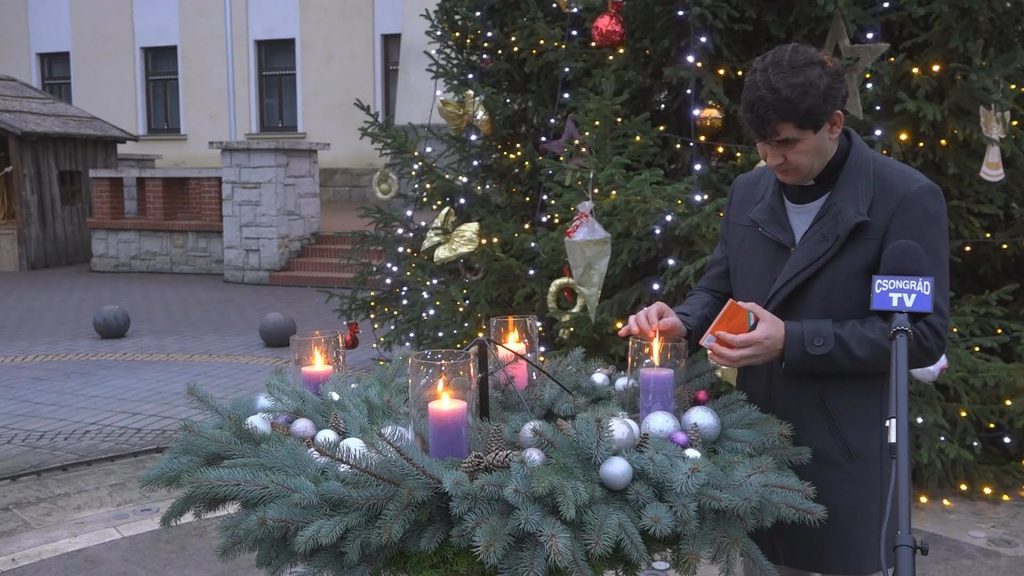 Topsi Bálint plébános gyújtotta meg a negyedik gyertyát a város adventi koszorúján