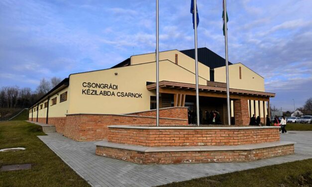 Birtokba vették a kézisek az új kézilabda csarnokot Csongrádon