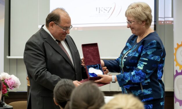 Bedő Tamás Csongrád polgármestere ,,A Könyvtárügyért-Díjat” vehette át Budapesten